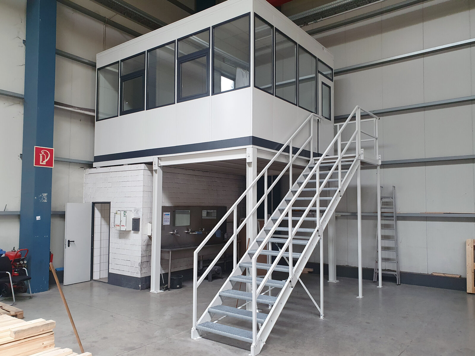 Hallenbüro auf Bühne in der Hallenecke