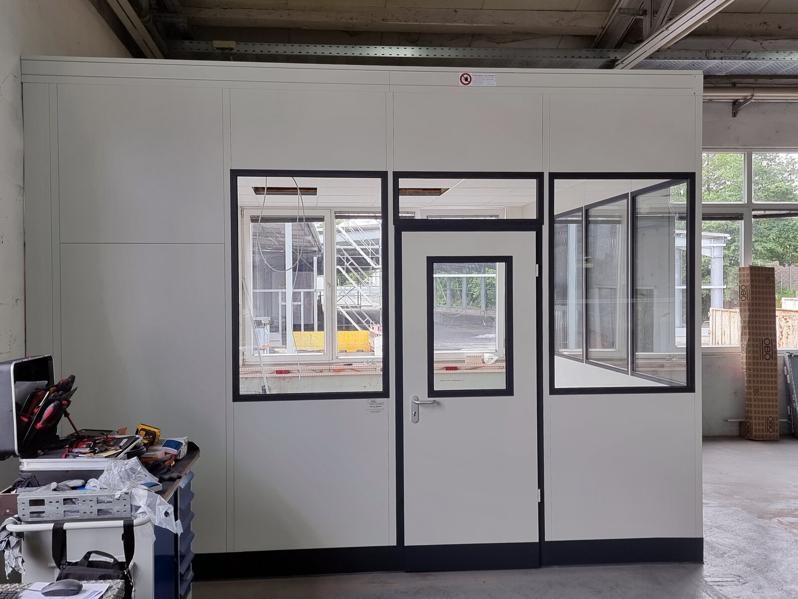 Vollelemente und verglaste Elemente für Hallenbüro