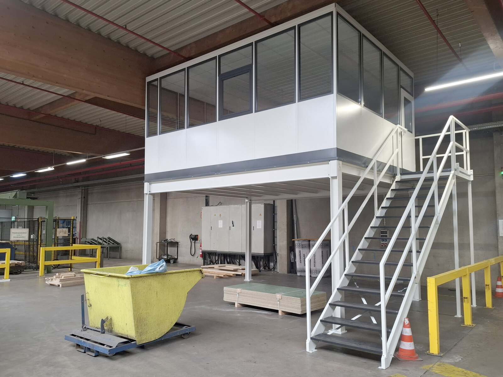 Hallenbüro auf Bühne mit Treppenaufgang