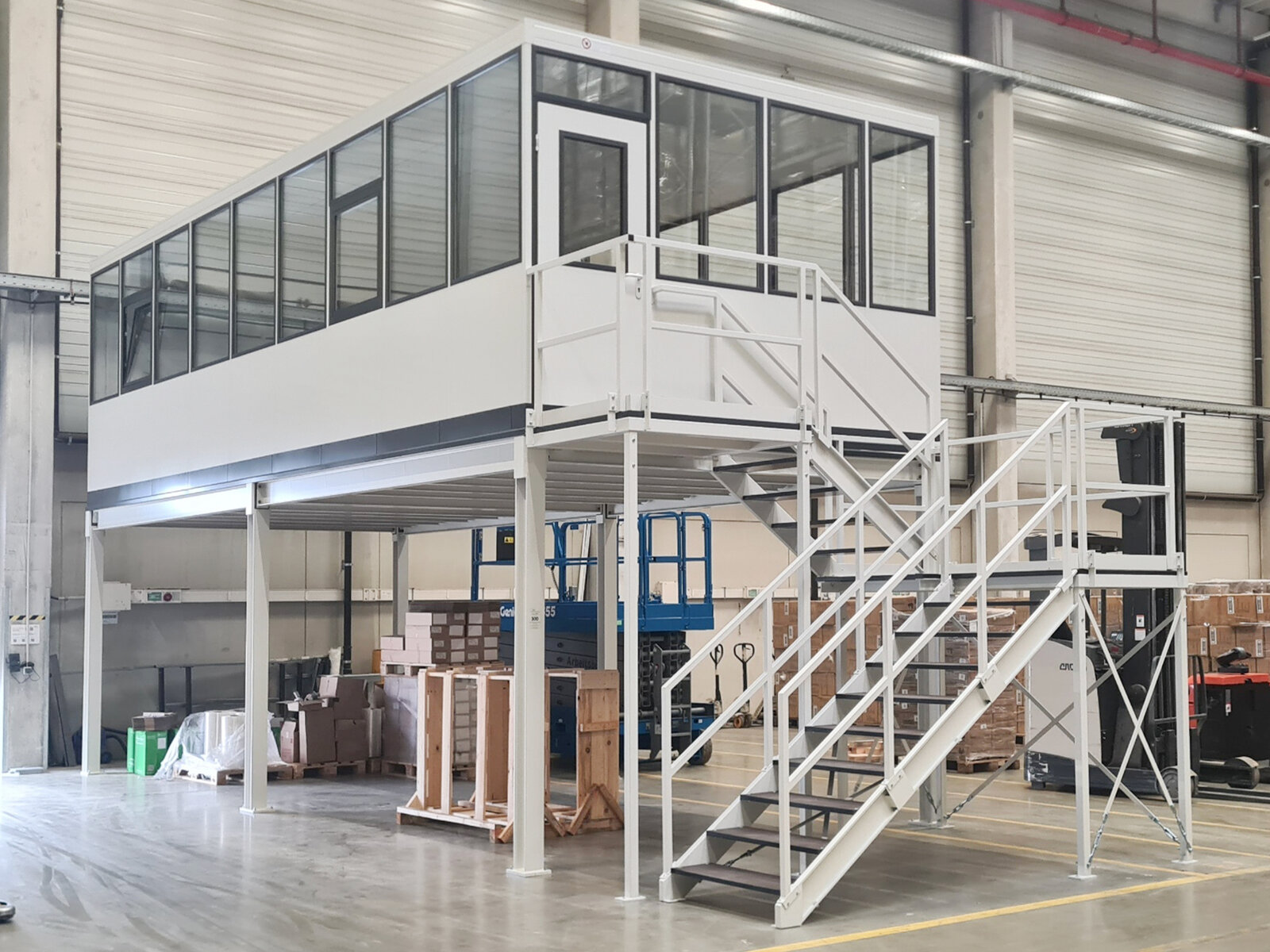 Hallenbüro auf Bühne mit einer Treppenkonstruktion