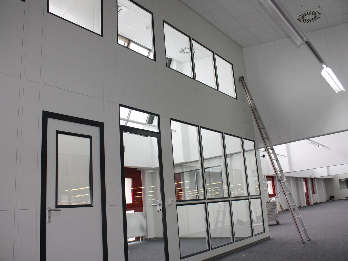Industrietrennwände für die Industrie aus modularen Bauteilen in einer Lagerhalle
