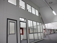 Industrietrennwände für die Industrie aus modularen Bauteilen in einer Lagerhalle
