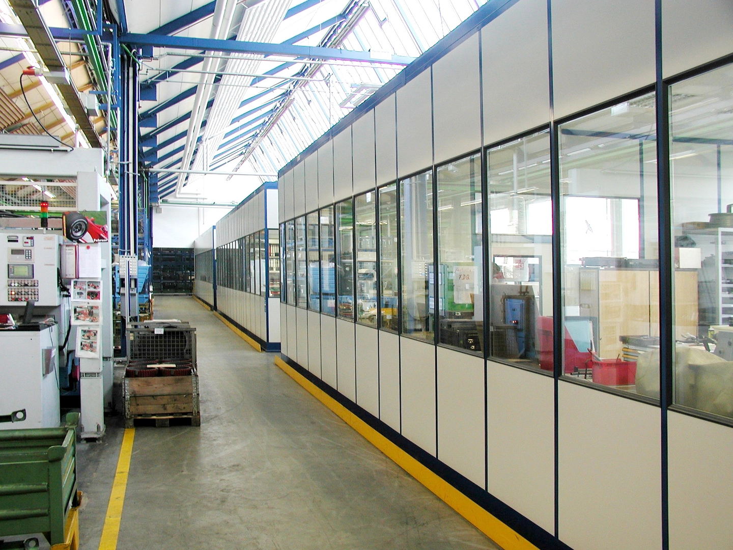 Lagerbüro für die Industrie aus modularen Bauteilen in einer Lagerhalle