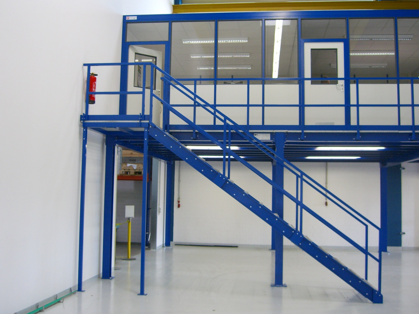 Raumsysteme für die Industrie aus modularen Bauteilen in einer Lagerhalle