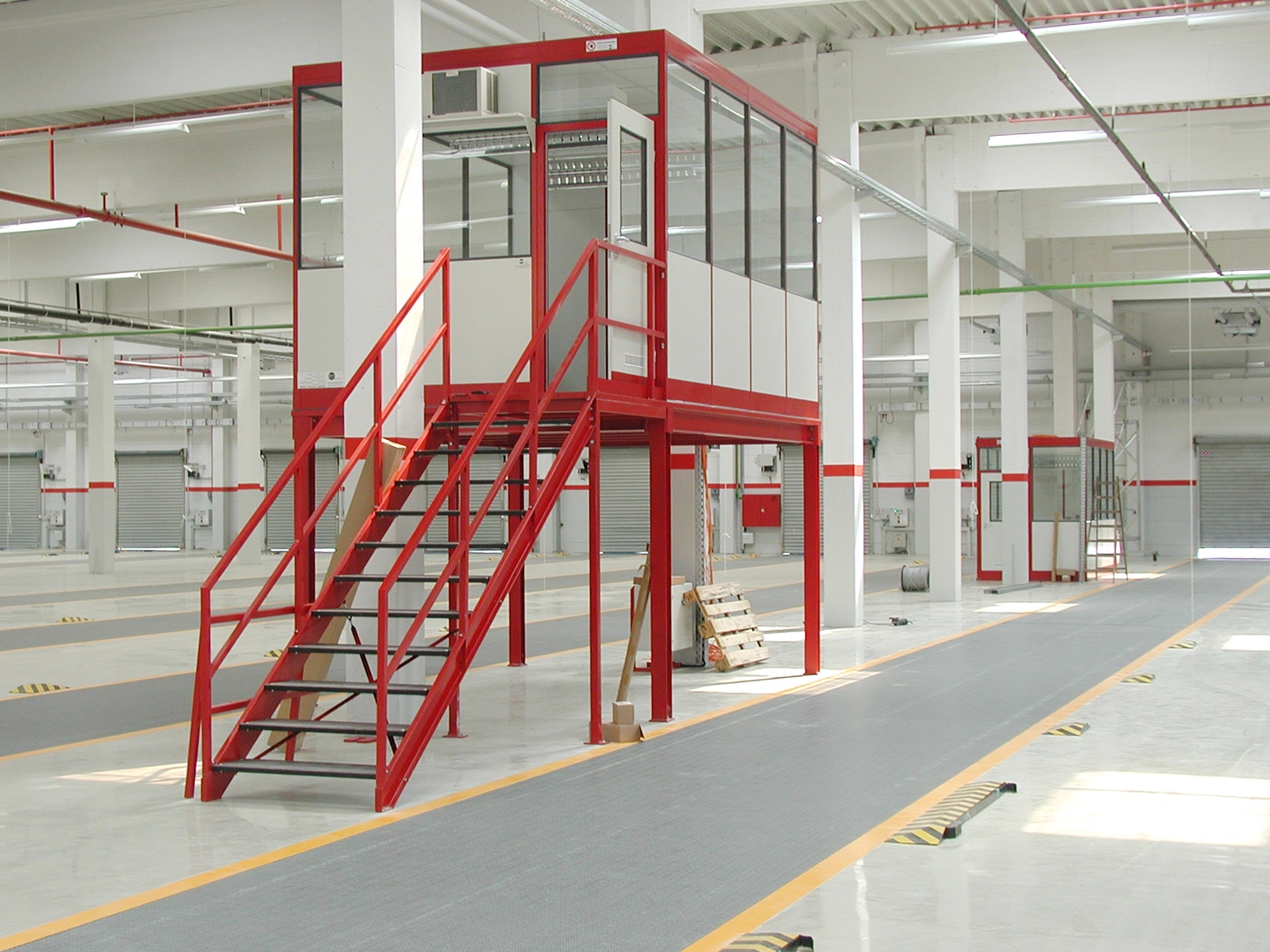 Hallenbüro auf Bühne zur Unterstützung den Überblick im Produktionsprozess zu behalten