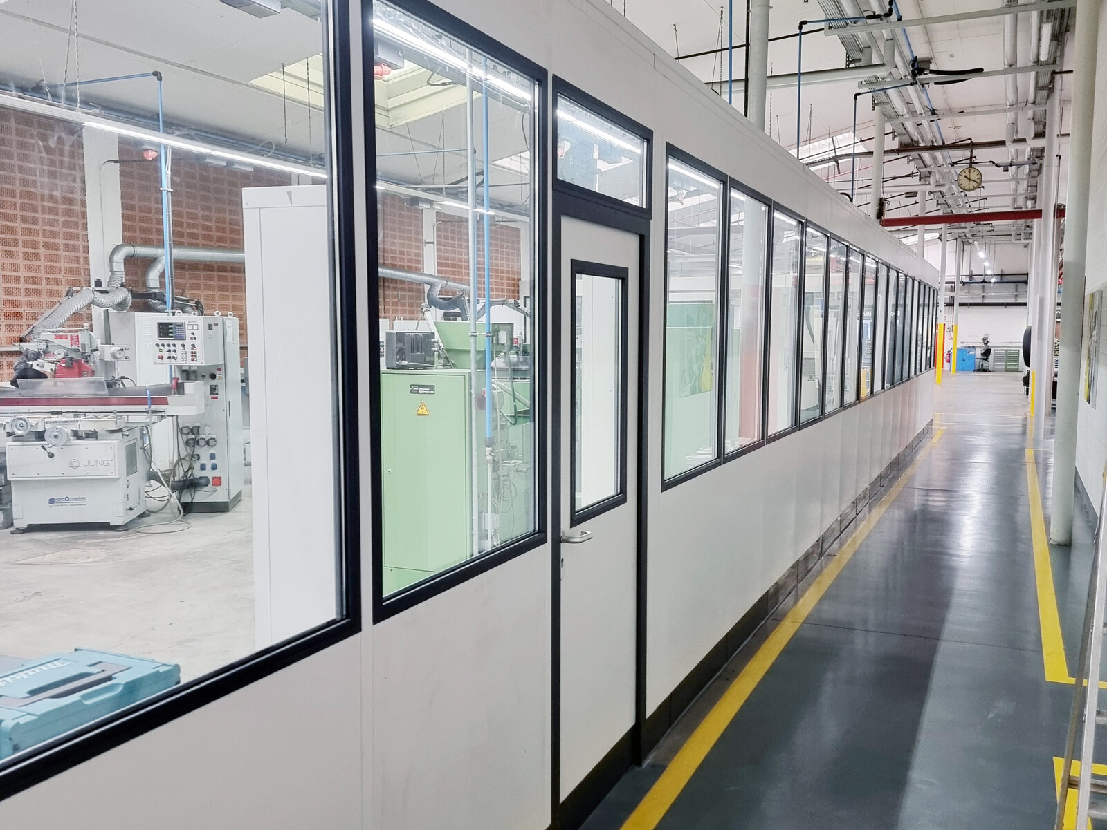 Stellwand zur Produktionsabtrennung in einem Industriebetrieb