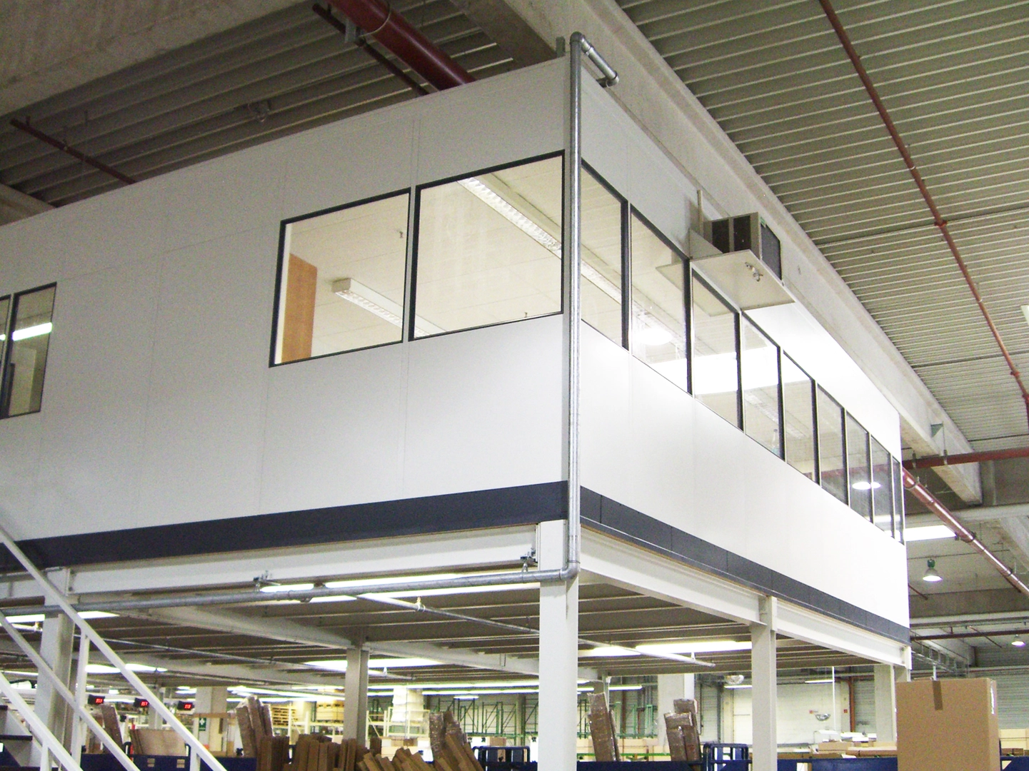 Lagerbüro in Industriehalle als Abtrennungen vom Produktionsprozess