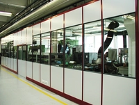 Maschineneinhausungen für die Industrie aus modularen Bauteilen in einer Lagerhalle