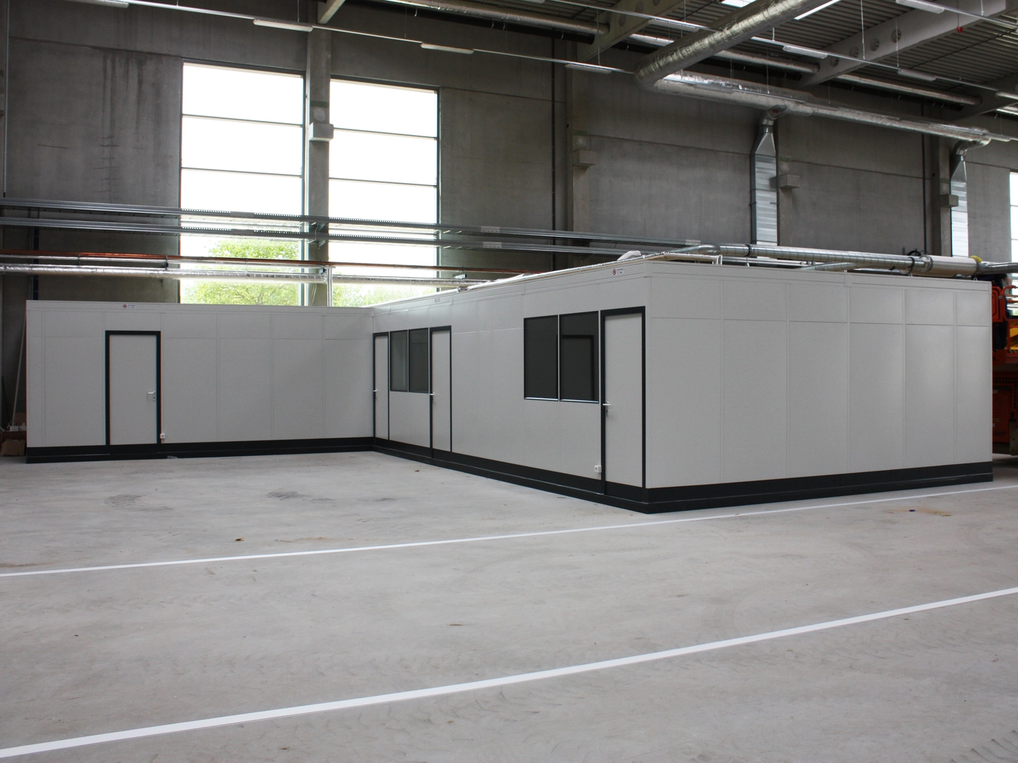 Hallenbüro auf Bühne zur Unterstützung den Überblick im Produktionsprozess zu behalten