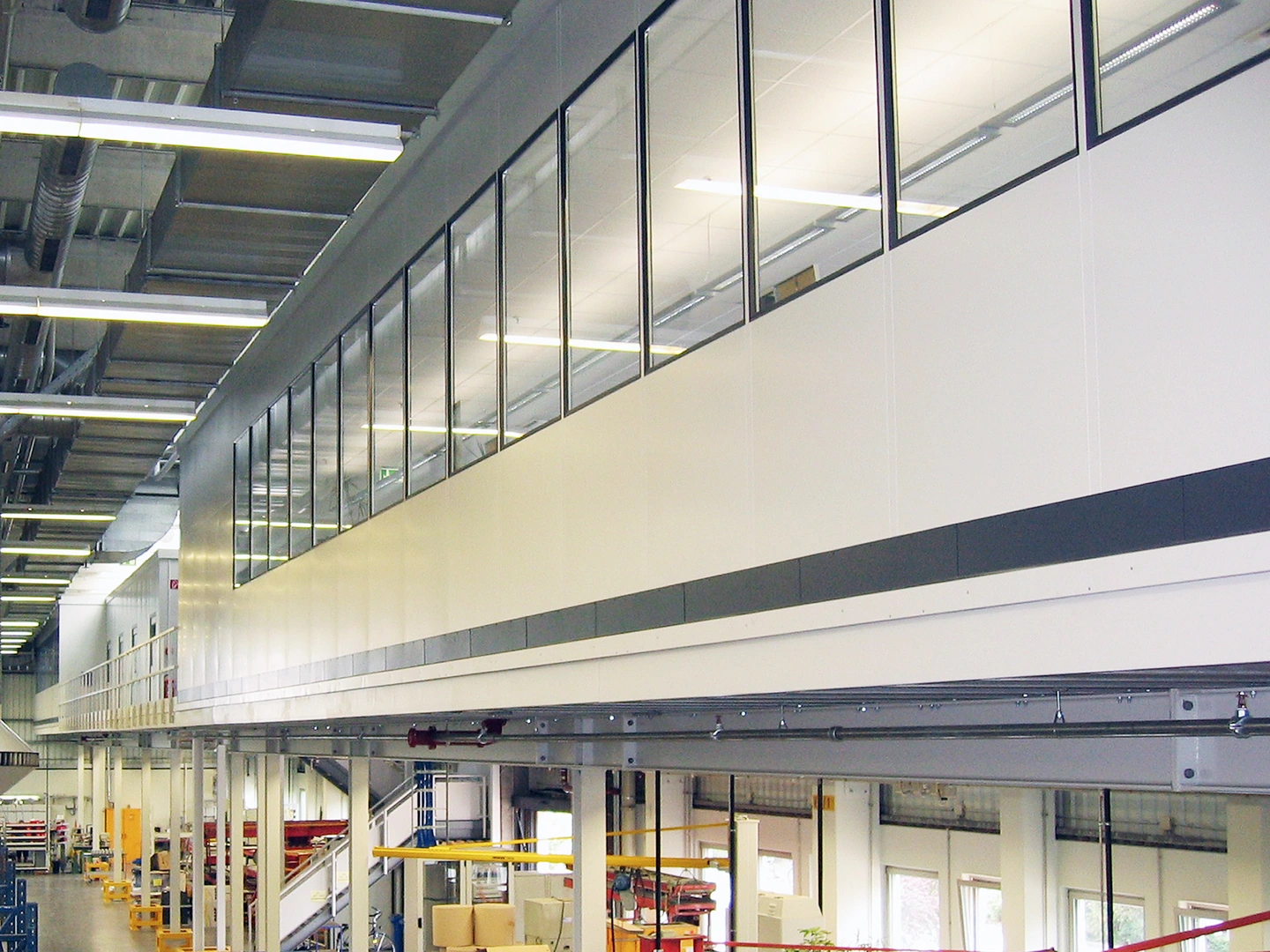 Lagerbüro in Industriehalle als Abtrennungen vom Produktionsprozess