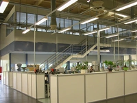 Hallenbüro in Produktionshalle oder Fabrik zur Unterteilung der einzelnen Bereiche