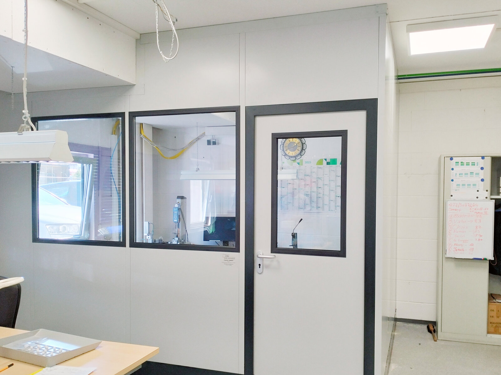Trennwand aus System RS 45 mit Deckenabschluss