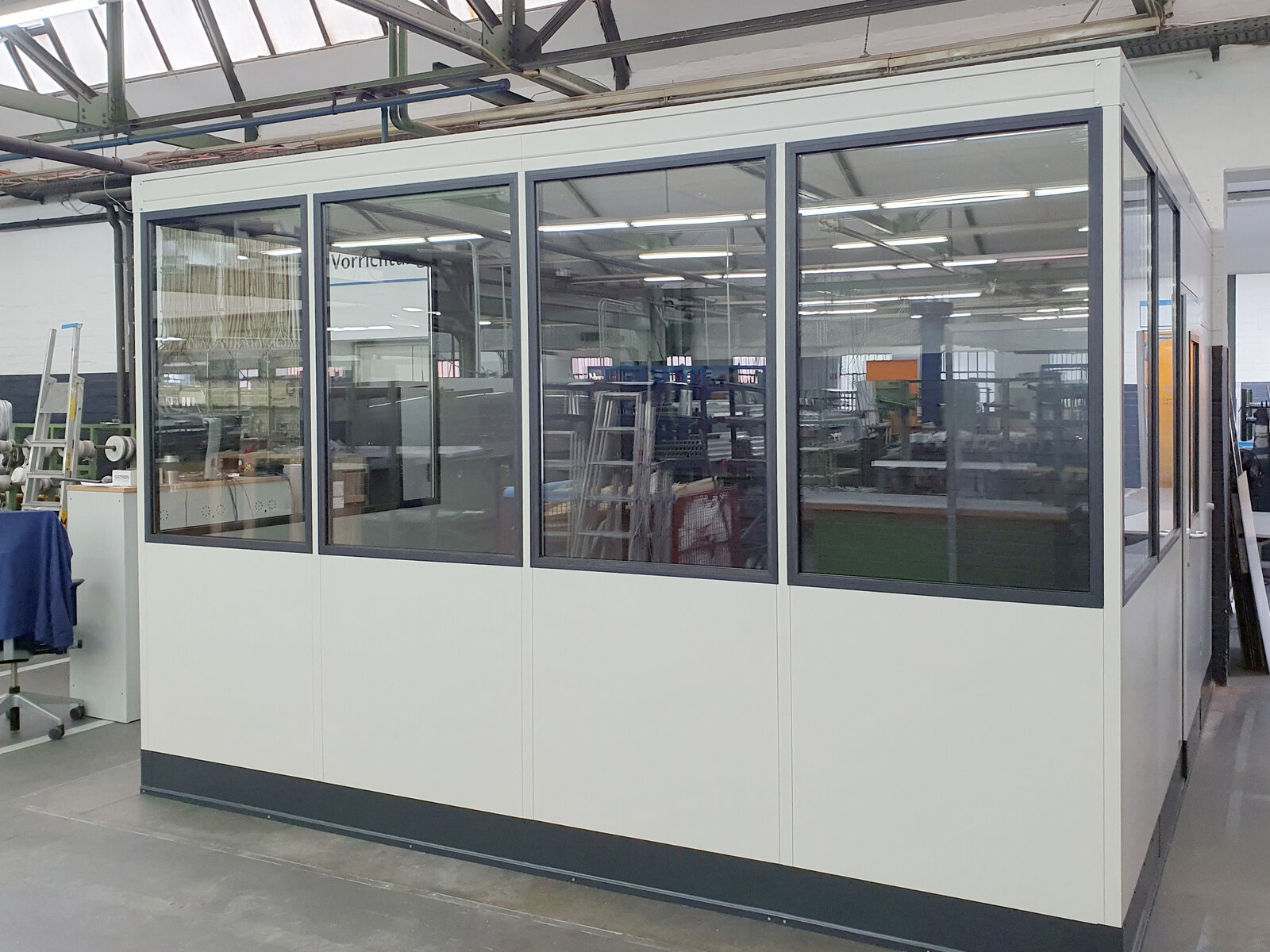 Meisterbüro mit 4m Breite in der Produktion