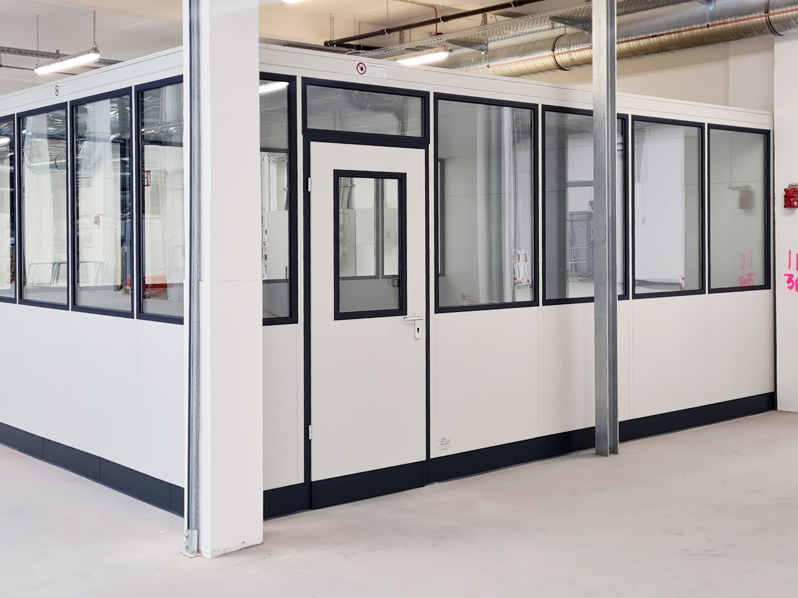 Meisterbüro in der Halle mit Sichtelementen